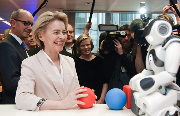 Evropská unie investuje dalších 50 miliard eur do umělé inteligence, oznámila Leyenová